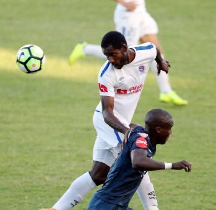 Dabirson Castillo le gana el balón por arriba a Román Rubilio Castillo.