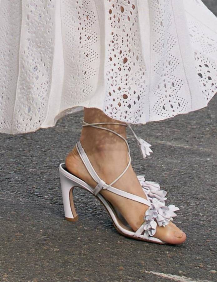 Las sandalias con tacones geométricos y decoradas, ya sea en versiones tobilleras, romanas o simples, estarán de moda este 2024.