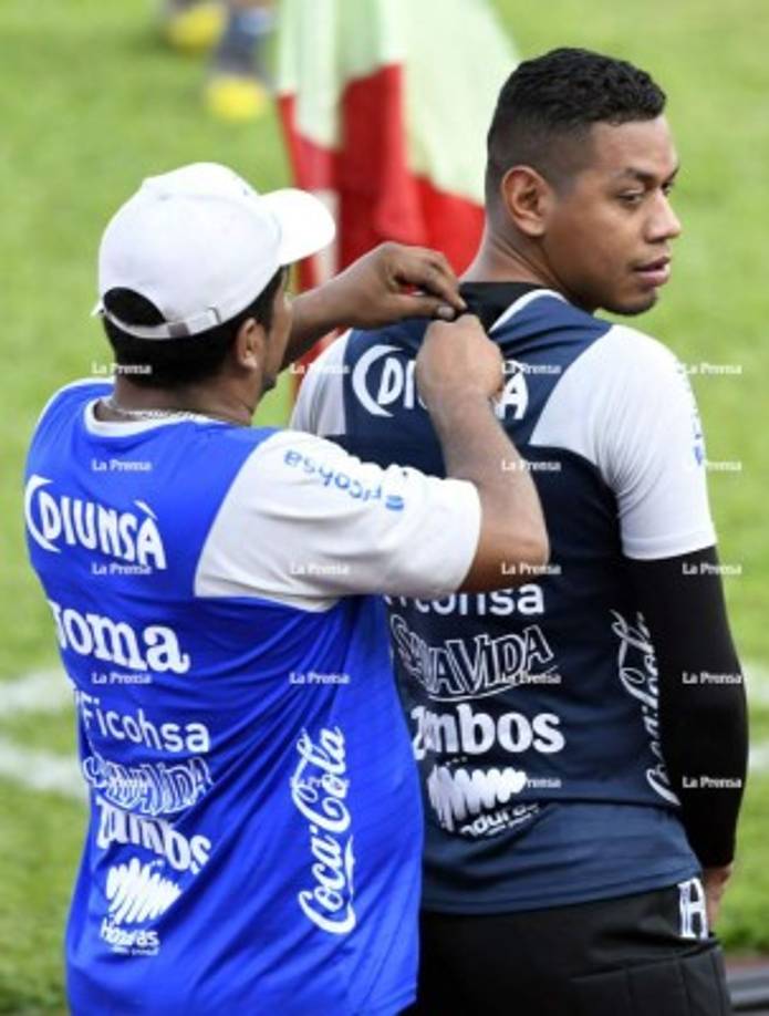 El portero Denovan Torres cuando recibía su GPS.