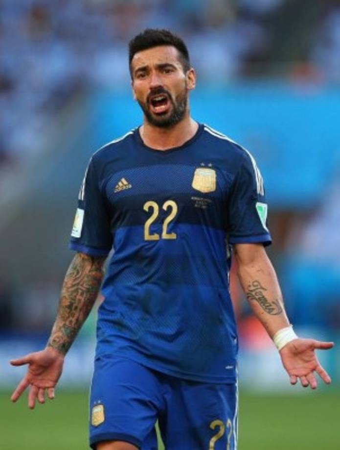 La modelo argentina Yanina Screpante desveló que no es la primera vez que Ezequiel Lavezzi tiene un 'affaire' con la novia de un amigo: 'No me extraña que el Pocho haga esto, si ya lo ha hecho antes, si estuvo con la novia de Nacho Viale (Lucía Pedrazza, quien ya no estaba en pareja con el productor), que se la pasaban comiendo juntos. Eran súper amigos y no le importó'.