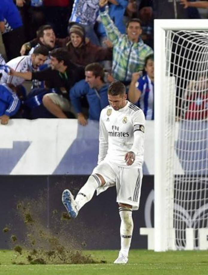 El capitán madridista Sergio Ramos lanza una patada al aire en señal de frustración tras el gol.