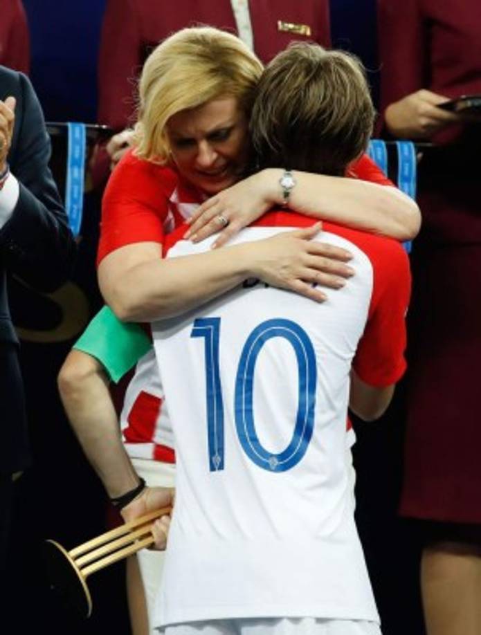 El emotivo abrazo de Kolinda Grabar-Kitarovic, presidenta de Croacia, con el capitán croata Luka Modric.