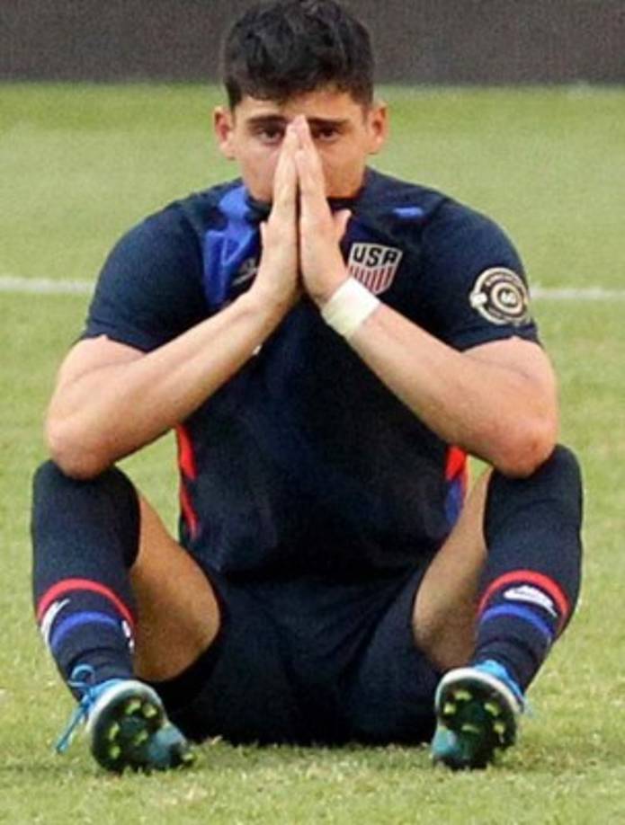 Sebastián Saucedo, defensor de EUA de ascendencia mexicana, estaba destrozado tras la caída ante Honduras. Foto AFP.