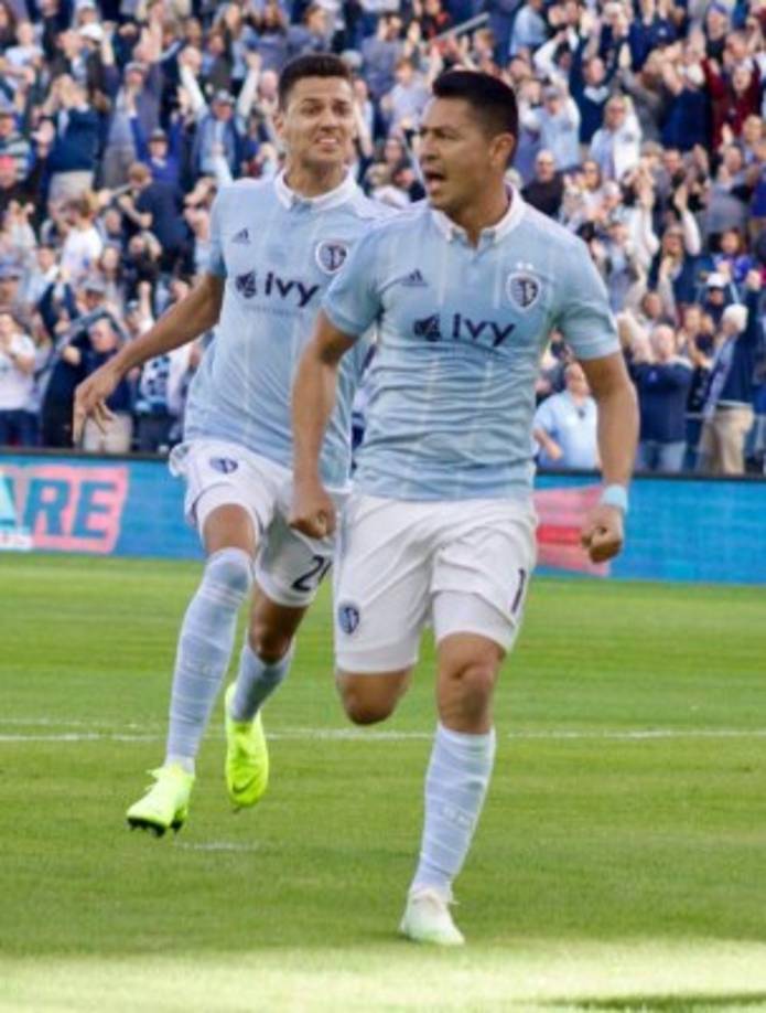 En el Sporting Kansas City milita el talentoso mediocampista hondureño Roger Espinoza, quien fue clave para la llegada del barbero catracho Kilver Martínez.
