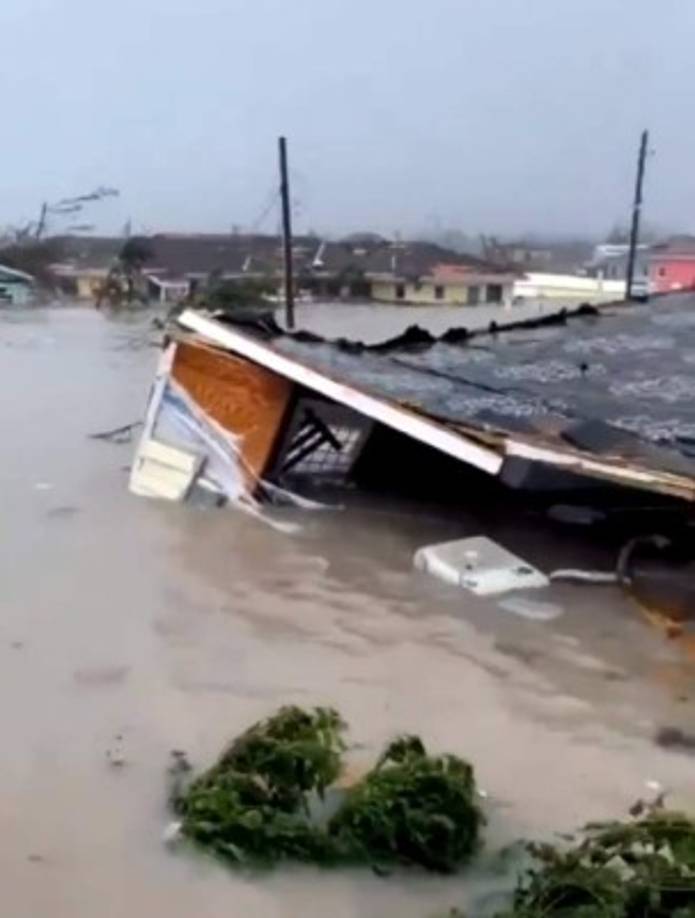Después de las Bahamas, se espera que el huracán se acerque a la costa este de Florida el lunes por la noche y el martes, pero es difícil predecir con qué intensidad golpeará a ese estado tras su cambio de trayectoria.<br/><br/>'Se está moviendo y es muy difícil de predecir', había resumido el presidente Donald Trump en un tuit el sábado.