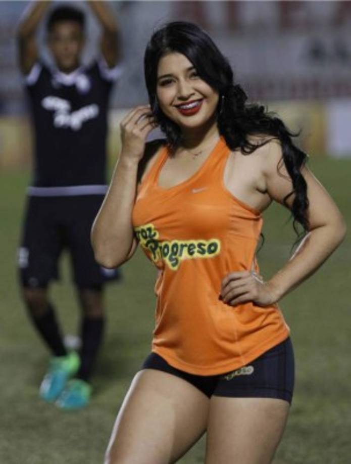 La siempre sexy Jeimi González, trabajando de edecán en el juego Honduras Progreso-Real España.