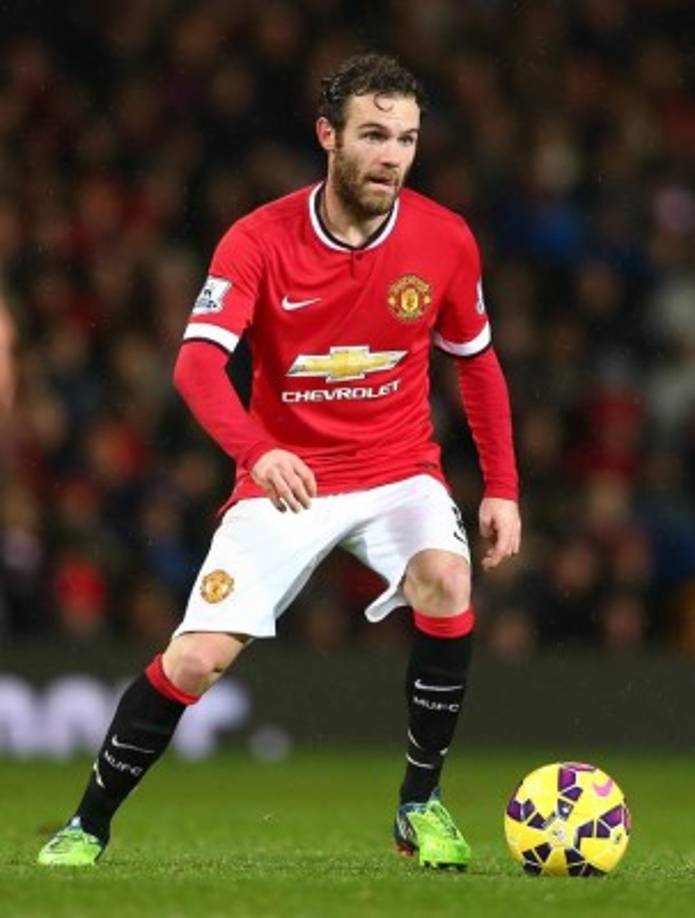 El Valencia negocia con el Manchester United el fichaje de Juan Mata. Una de las opciones que se baraja el club de Mestalla, según dicho medio, es la cesión del mediocampista español con una opción de compra. De este modo, la operación no tendría un alto coste para el Valencia, limitado por la obligación de cumplir el ‘Fair Play’ financiero.