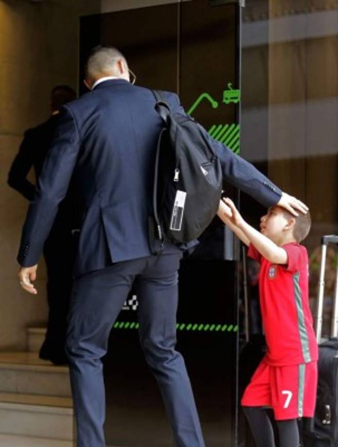 Cristiano Ronaldo saludó al pequeño aficionado. Foto EFE