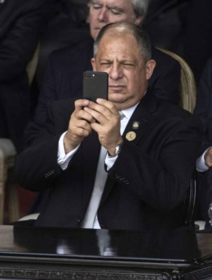 El ahora expresidente costarricense, Luis Guillermo Solís, se aseguró de documentar la toma de posesión con su teléfono.