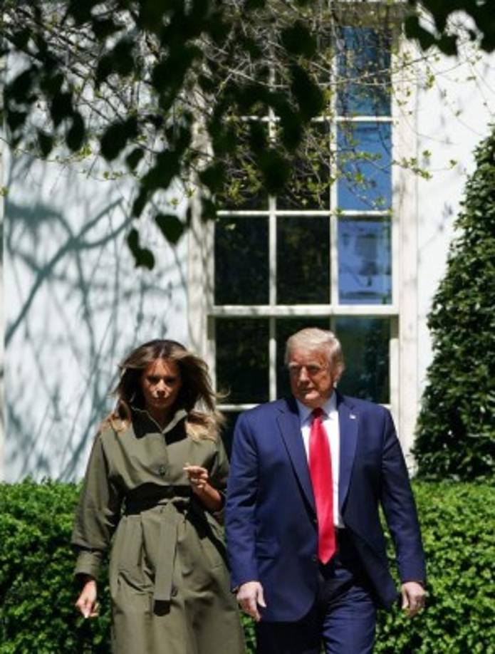 Melania optó por un evento verde olivo para el evento que combinó con unos stilettos a juego.