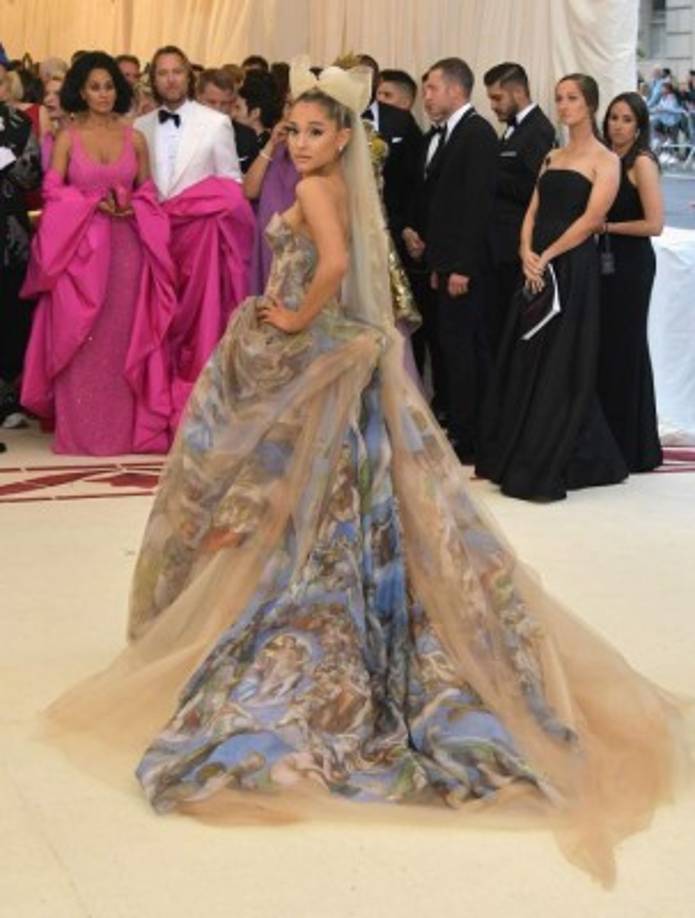 Ariana Grande, con sus distintivas orejas de gato en el pelo y un sofisticado vestido de Vera Wang que lucía como estampado el techo de la Capilla Sistina de Miguel Ángel.