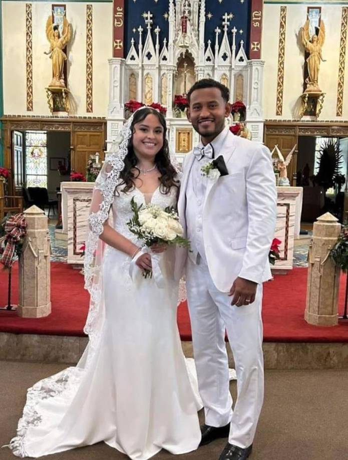 Momento en el que los ya casados estaban en la iglesia tras la confirmación que sus vidas habían sido unidas en matrimonio.