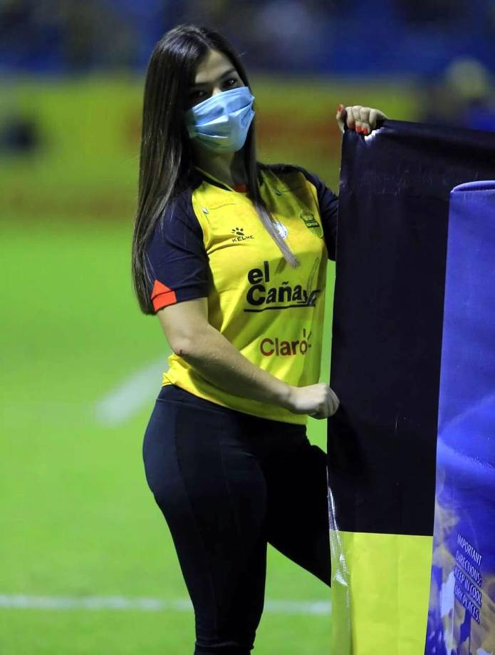 Las edecanes también fueron sensación en el estadio Morazán.
