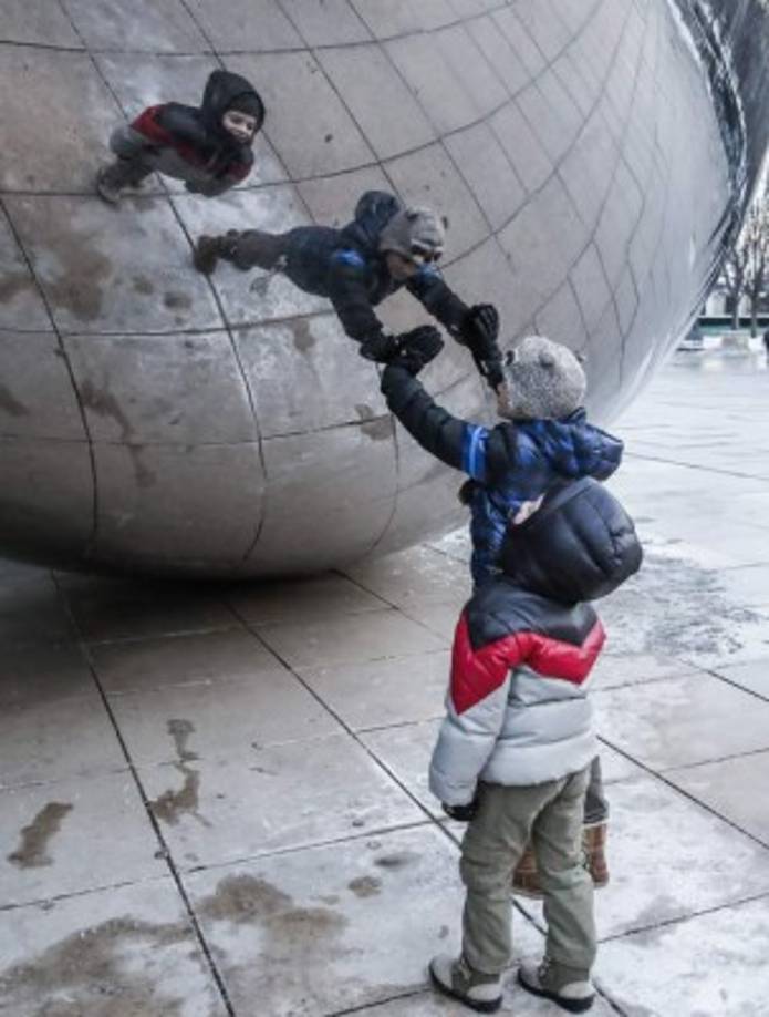 En Chicago los niños disfrutaron de las primeras nevadas. Esta ciudad también espera el impacto de la tormenta invernal esta noche.