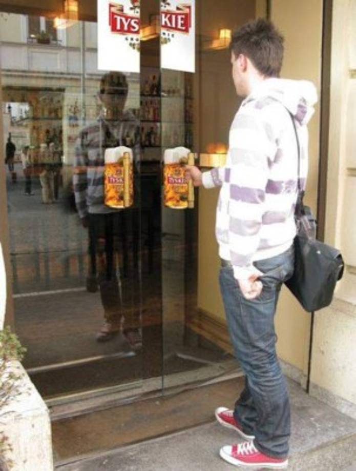 Un brindis es lo que propone la entrada de este bar con el anuncio de la cerveza Tyskie.