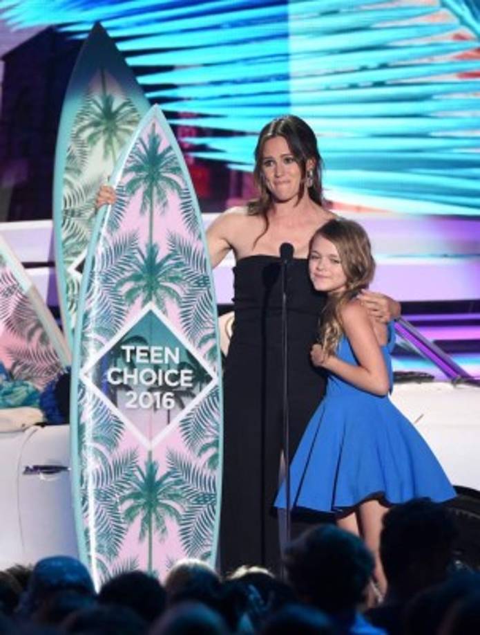 Jennifer Garner y Kylie Rogers aceptan el premio como mejor película de drama 'Milagros del cielo':