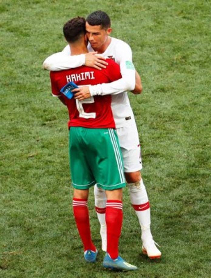 Cristiano consuela a Achraf Hakimi de Marruecos.