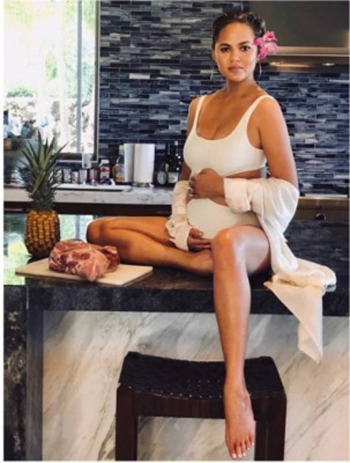 Chrissy Teigen, modelo y esposa del cantante John Legend, es otra de las famosas que está en la dulce espera. La maniquí de 32 años y el intérprete de 38, ya tienen una niña de un año llamada Luna.