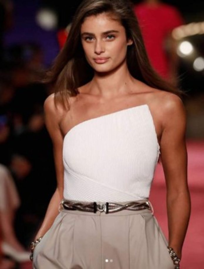 Taylor Hill<br/>Ha trabajado para prestigiosas marcas como Chanel, Balmain, Carolina Herrera, Giorgio Armani, entre otras. Ha sido nombrada como 'Modelo del Año 2015' en las redes sociales elegida por el público. También, como una de las 100 personas más bellas del mundo por la revista People.