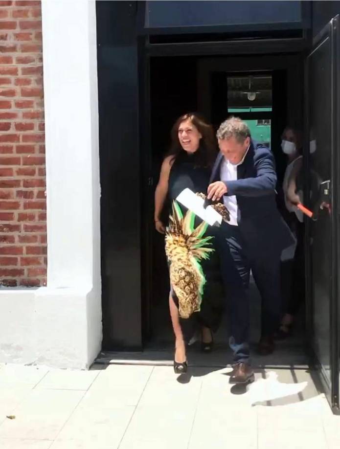 Los recién casados saliendo muy alegres del lugar donde fue la ceremonia.