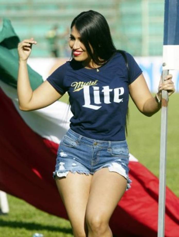 Esta bella edecán disfrutando la tarde de fútbol en el estadio Yankel Rosenthal previo al partido Marathón-Vida.