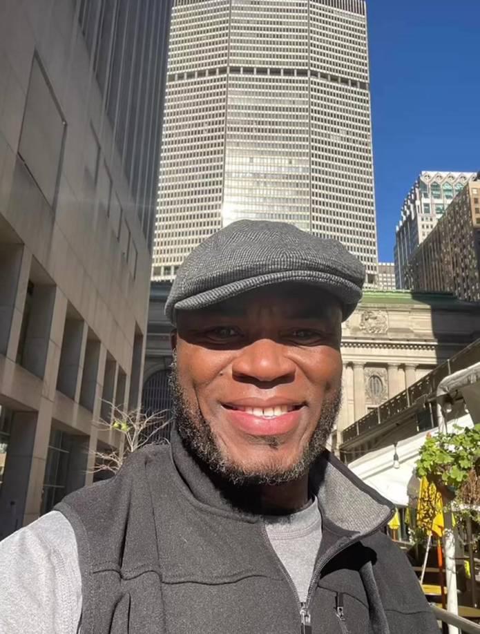 Samuel Caballero revela por qué besó a Cuauhtémoc: Se lo soné en la oreja