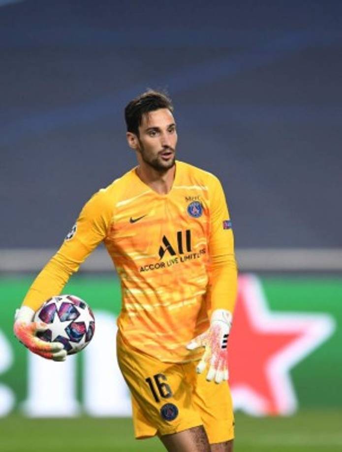 Sergio Rico: El portero español anunció oficialmente su salida del PSG de cara a la próxima campaña, estuvo cedido a préstamo en el cuadro francés por parte del Sevilla. 'Ha sido un honor compartir los objetivos y los desafíos con mi amigo Keylor Navas en esta competición, así como con mis otros compañeros, el cuerpo técnico y nuestra maravillosa afición”, escribió el portero.