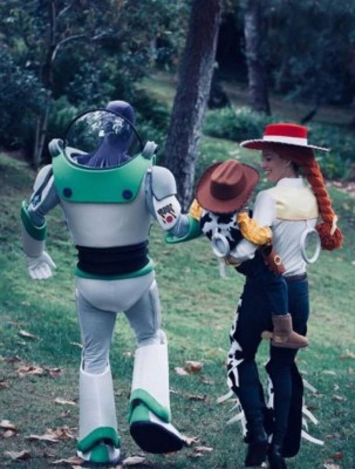 'Juntos hasta el infinito y más allá!', con esta linda fotografía el cantante Justin Timberlake junto a Jessica Biel y su hija recrearon a Buzz Lightyear, la vaquerita Jessy y Woody.