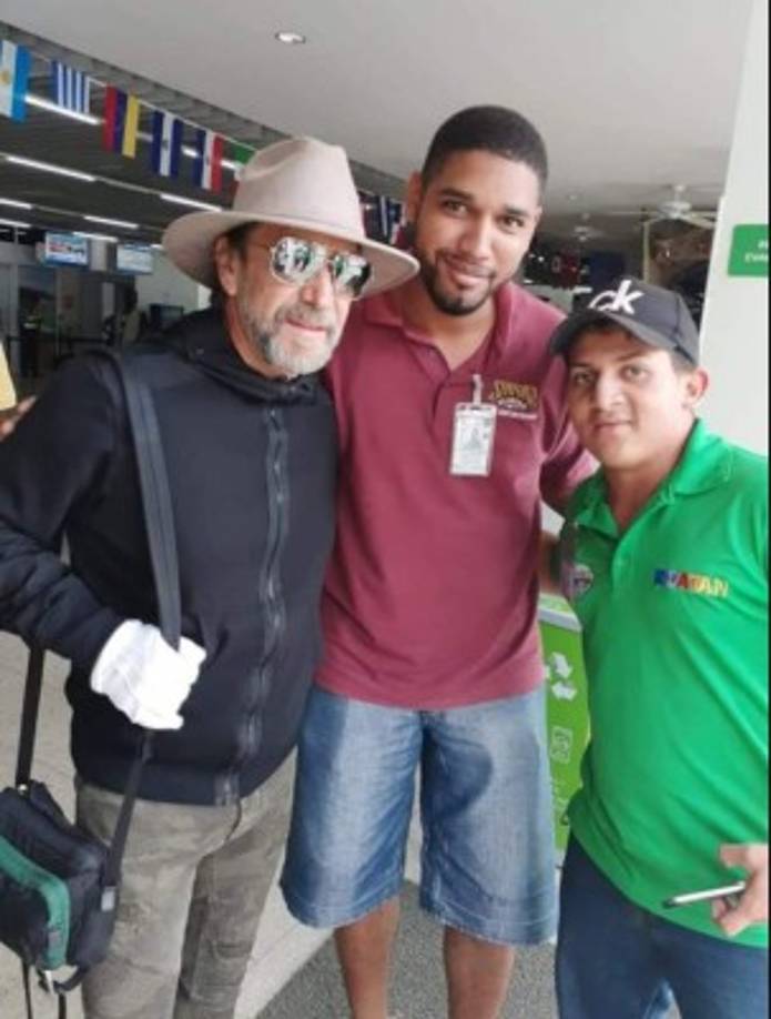 Antes de cumplir con sus deberes artísticos, el intérprete de 'Invéntame' se dio una escapada a Roatán, Islas de la Bahía, a donde llegó el lunes 09 de marzo.