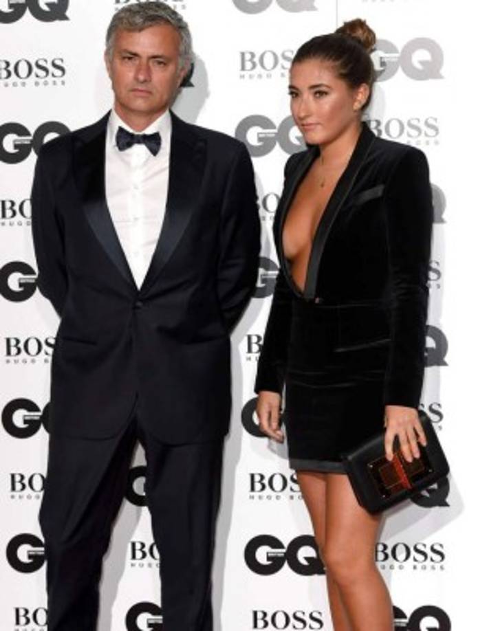 Padre e hija iban en realidad a conjunto con un esmoquin, sólo que ella con tremendo escote, y ambos posaron juntos la gala GQ Hombre del Año de la Royal Opera House de Londres.