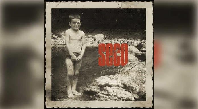“SECO”, cuyo título alude al apodo de infancia del cantautor, se presenta como un regreso a sus raíces, tanto musicales como personales.