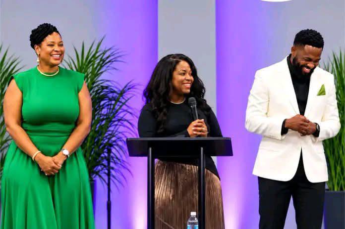 Pastor presenta a su segunda esposa ante la congregación y dice que ellas no pueden tener otro esposo
