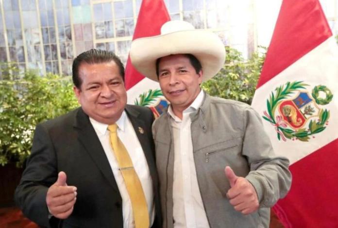 Hallan 20,000 dólares en baño del secretario de presidencia peruana