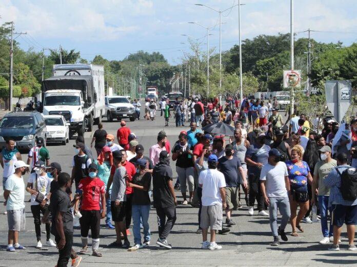 Unos 3,000 migrantes exigen regularizar su situación en la mexicana Tapachula