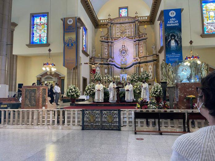 El cardenal Rodríguez oficia la misa de este domingo 12 de junio de 2022 en la celebración de la Fiesta de la Santísima Trinidad desde la basílica de Suyapa, en Tegucigalpa, Honduras. Fotografía: Suyapa Medios.