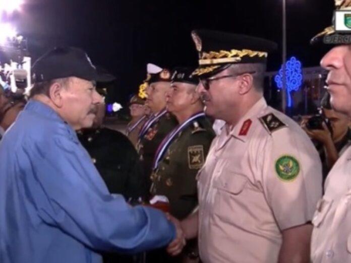 Altos oficiales son homenajeados por Ortega; la sociedad hondureña lo critica