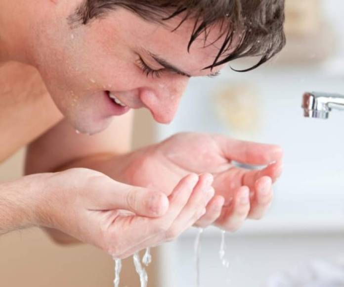 Es más común en la pubertad pero puede afectar a cualquier persona de cualquier edad. Sin embargo, lavando su rostro y utilizando agua tibia en lugar de fría logrará cambios positivos a su rostro. Toma nota y aplica estos trucos caseros.