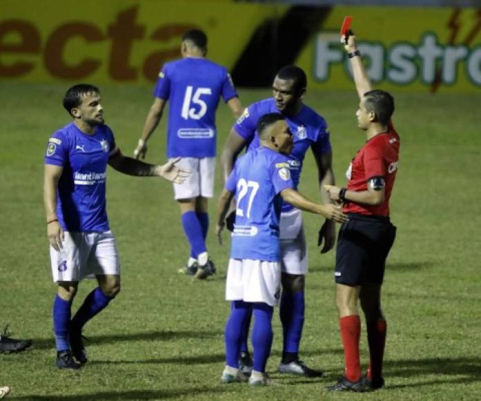 El árbitro Orlando Hernández le muestra la tarjeta roja al mediocampista uruguayo José Barreto, capitán del Honduras Progreso.