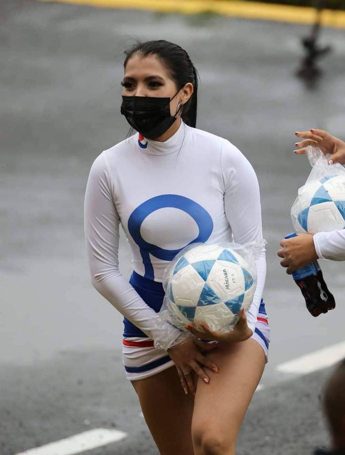 La bella edecán Dayanara García cautivó en la final de ida del fútbol hondureño.
