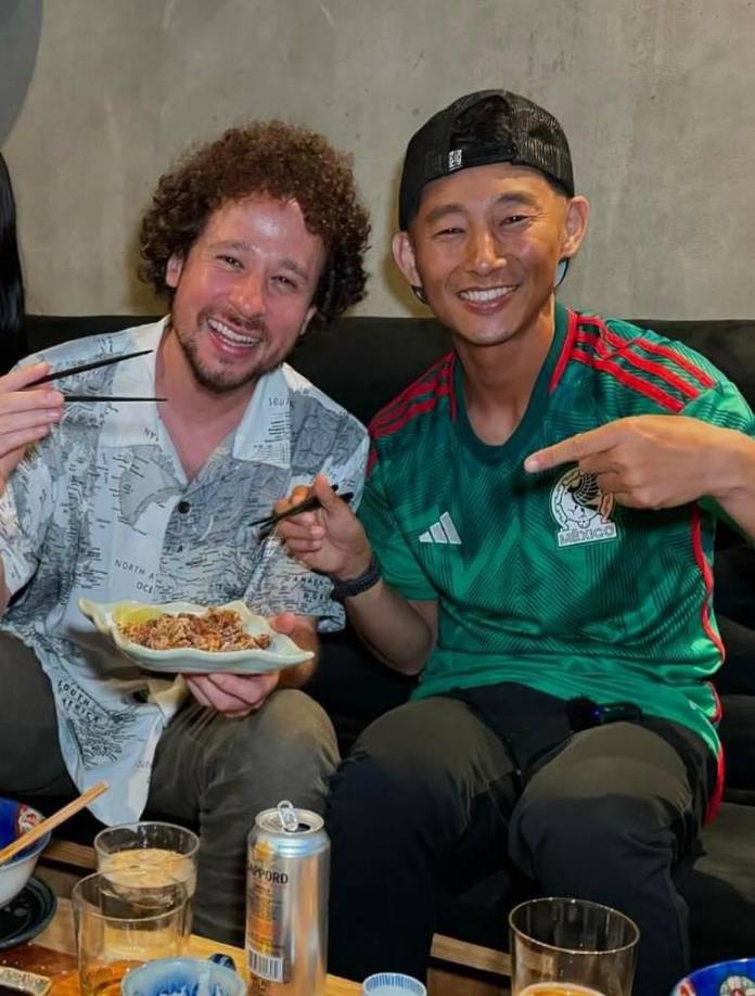 “Gracias, Luisito Comunica y Arianny Tenorio, por alimentarme durante mi reposo en Ciudad de México”, escribió Shin en sus redes sociales. 