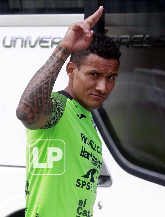 Luis Garrido saludando al lente de Grupo OPSA antes de subirse al autobús.