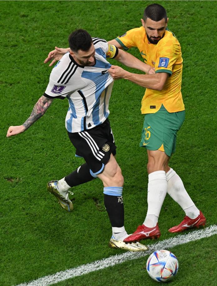 El defensa australiano Aziz Behich marcó como podía a Lionel Messi.