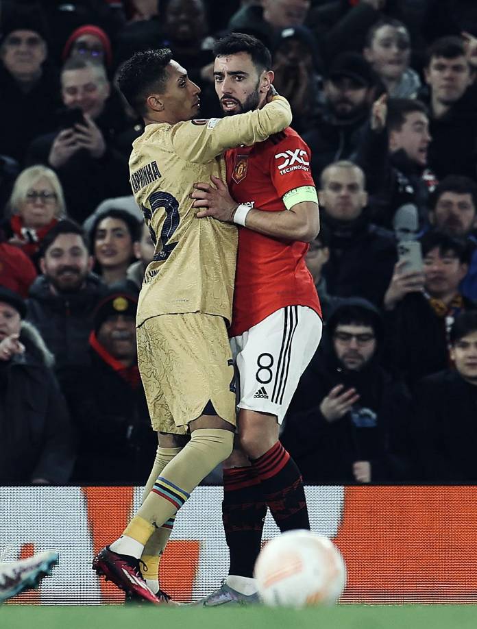 Raphinha intentando calmar a Bruno Fernandes durante la bronca.