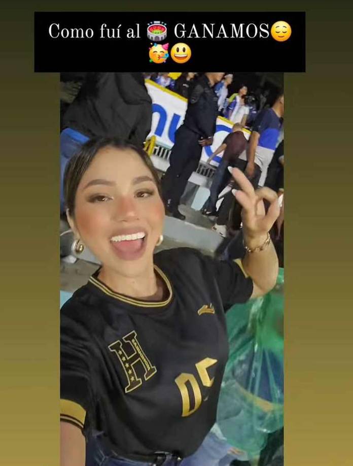Cecilia Landa, madre del hijo de Deybi Flores, no se perdió el partido en el Morazán y llegó con una camiseta con el dorsal 20 que usa el mediocampista.