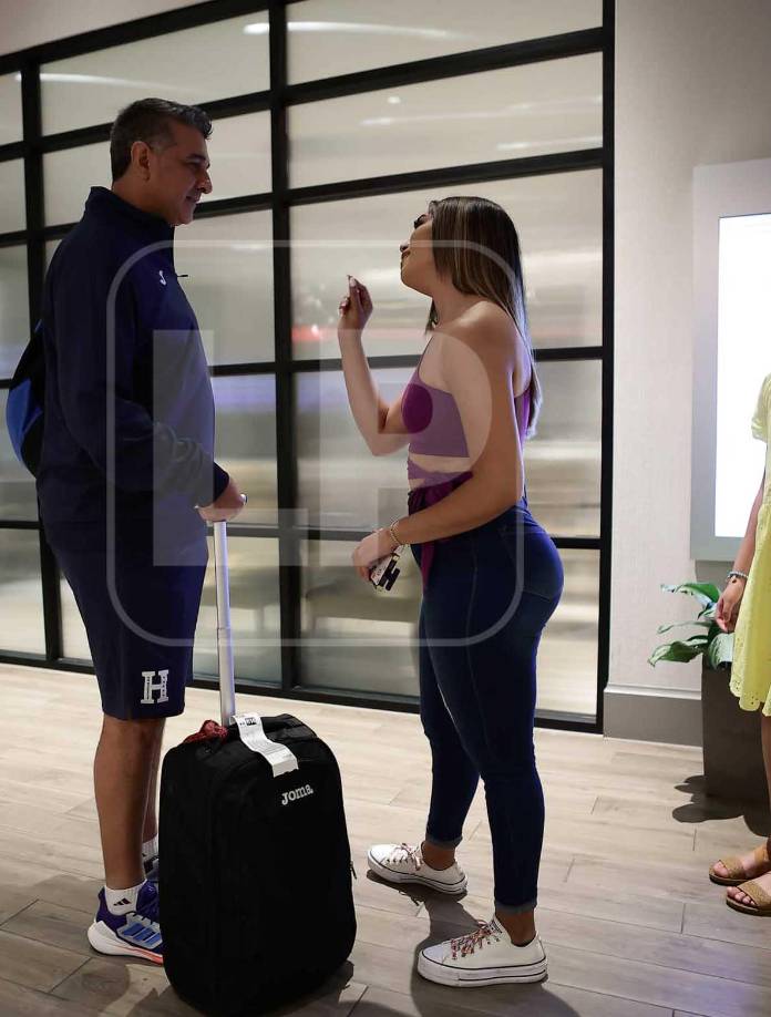 Cristel en el momento que le pedía unos minutos a Diego Vázquez en el lobby del hotel donde se instaló la selección de Honduras en Miami.