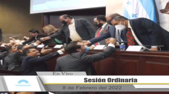 Los 17 diputados disidentes ingresan a la sesión del Congreso Nacional.