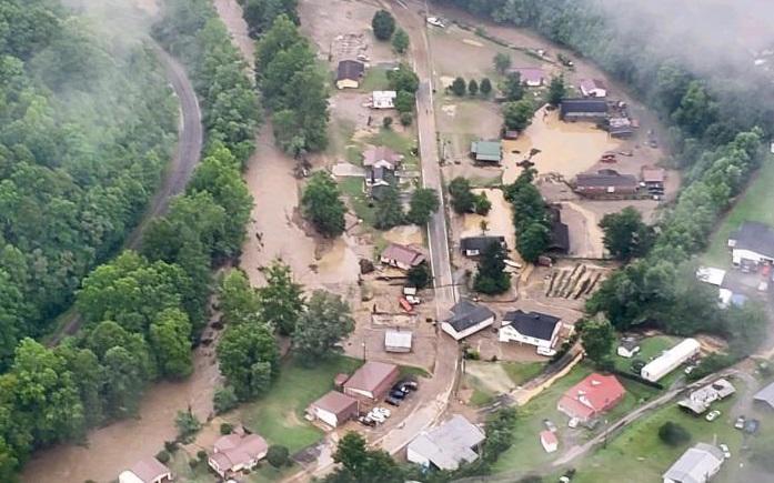 Buscan a 44 personas tras tormenta que causó inundaciones en Virginia