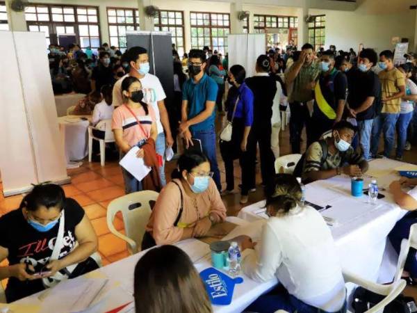 Jóvenes en entrevistas durante una feria de empleo realizada en San Pedro Sula.