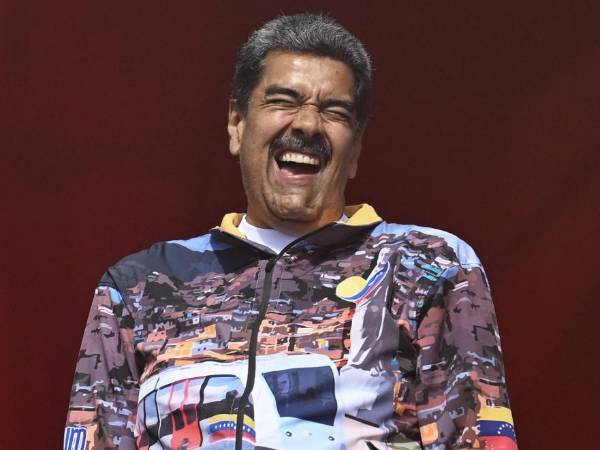 El presidente y candidato presidencial de Venezuela, Nicolás Maduro, se ríe durante un mitin de campaña en Caracas.