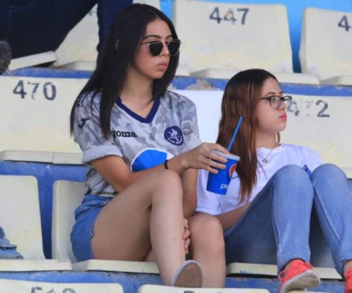 En Tegucigalpa, esta hermosa aficionada del Motagua llegó al sector de silla del estadio Nacional.